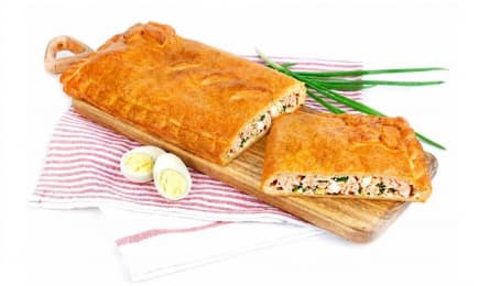 Пирог с горбушей, зеленым луком и яйцом