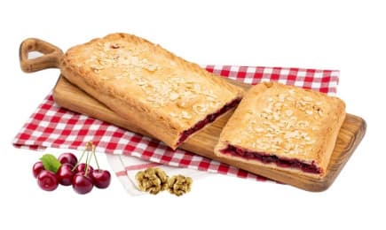 Пирог с вишней и грецким орехом
