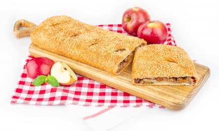 Пирог штрудель яблочный с изюмом